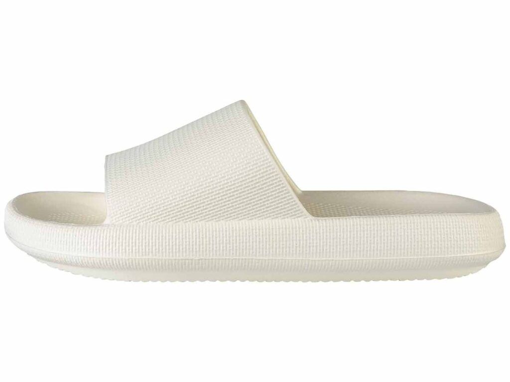 ¿Qué es mejor bañarse con o sin chanclas? Descubre los beneficios