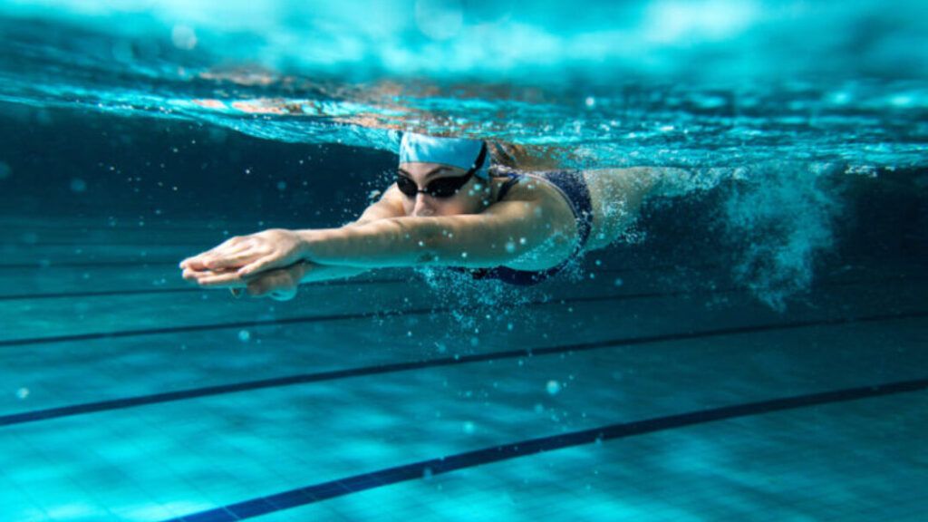 ¿Qué cansa más, correr o nadar? Descubre cuál quema más calorías