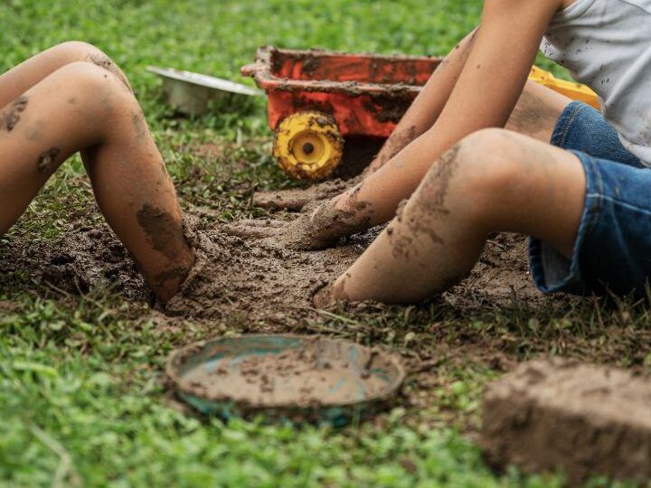 persona conectada a tierra para mejorar su bienestar