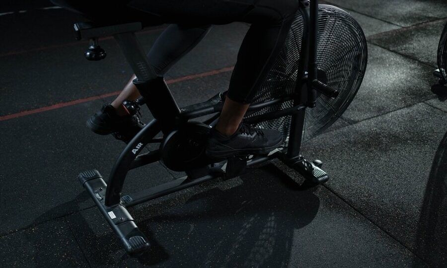 persona haciendo spinning en bicicleta