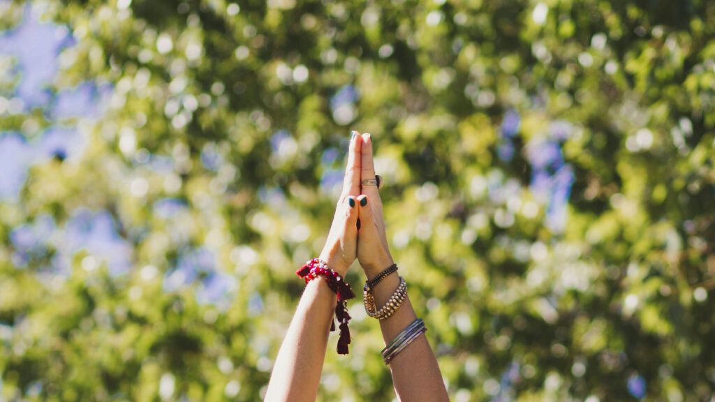 persona practicando grounding en naturaleza