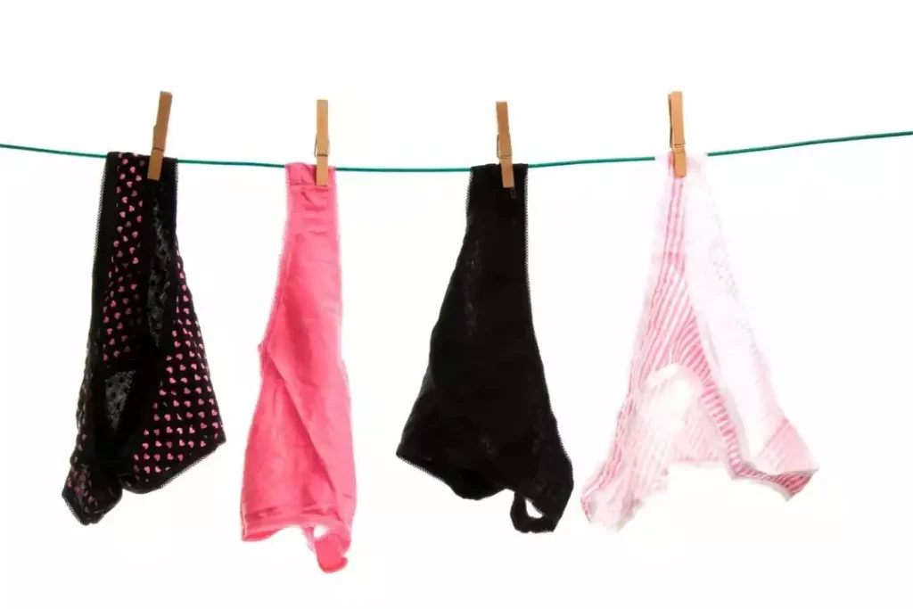 Qué pasa si duermo con la ropa interior húmeda: riesgos y consecuencias